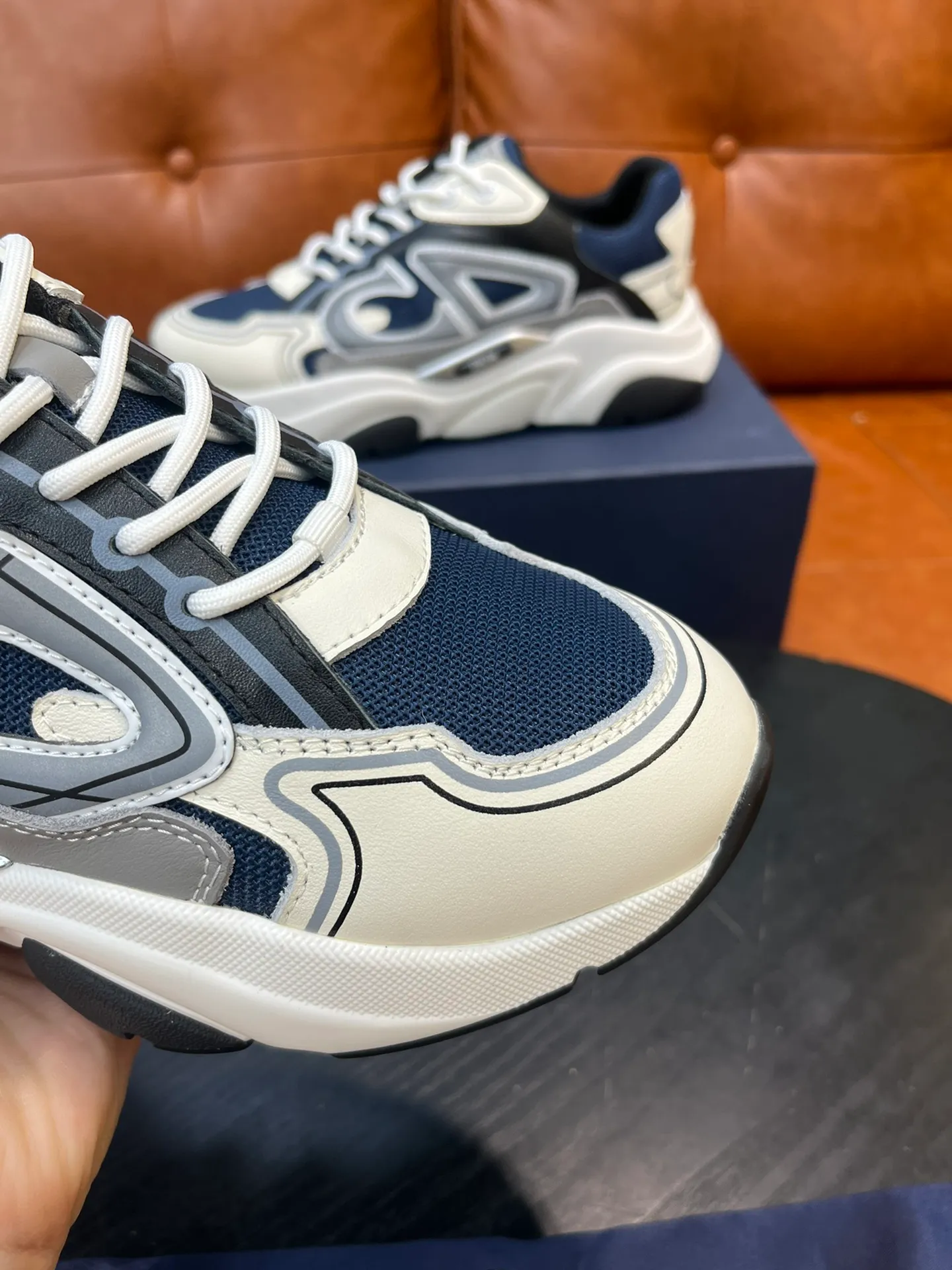 Factory price 540💰Dior B22 men's jogging fashion sneakers. This item draws inspiration from retro jogging shoes. It adopts a thick low-top design, with an upper made of leather and mesh fabric, and a black and white engraved rubber sole. Decorated with an embossed "CD" logo on the side. Code number: 39-44